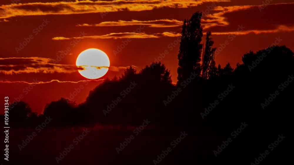Timelapse du coucher du soleil un soir d'été