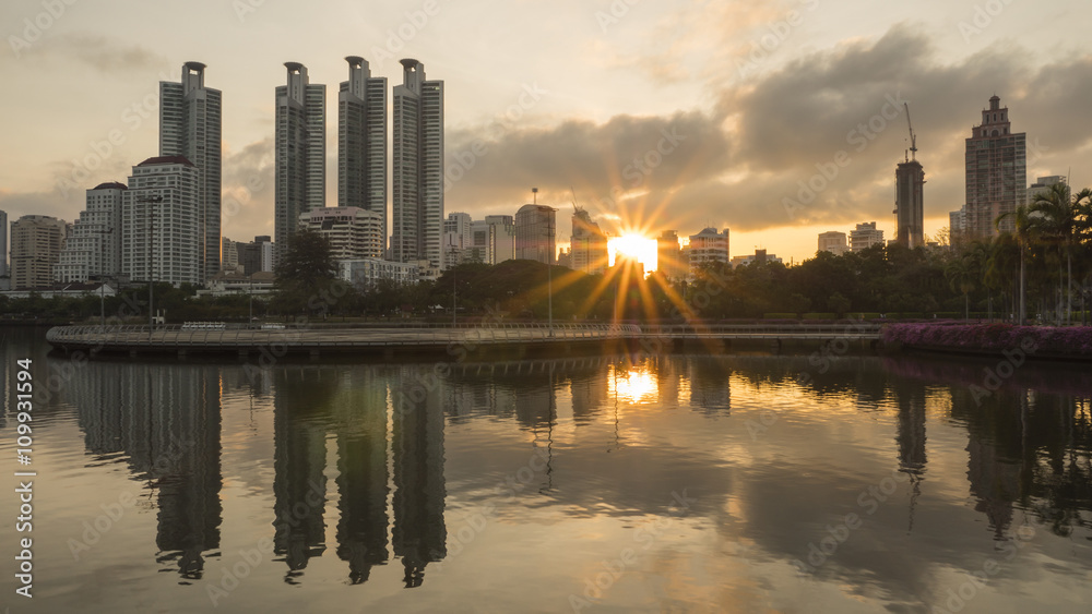 Naklejka premium Sunrise over the park 2