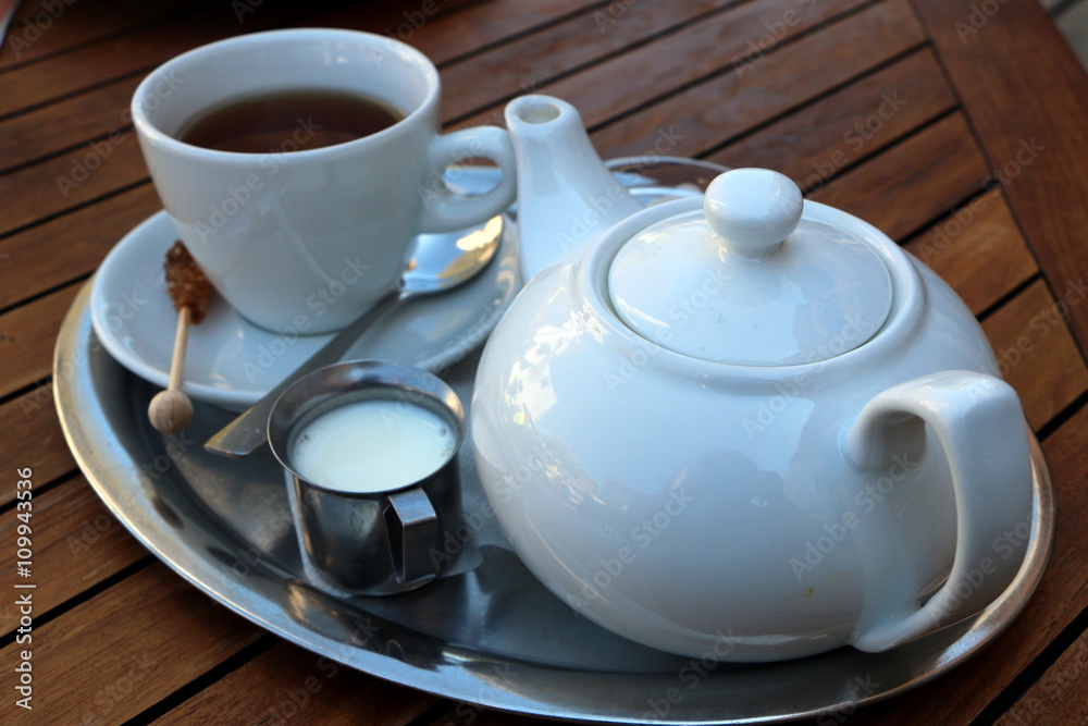 Nachmittagstee, Schwarztee auf englische Art, Schwarz-Tee mit Milch, Earl Grey Tea mit Sahne, Schwarztee mit Milch serviert in Teekanne