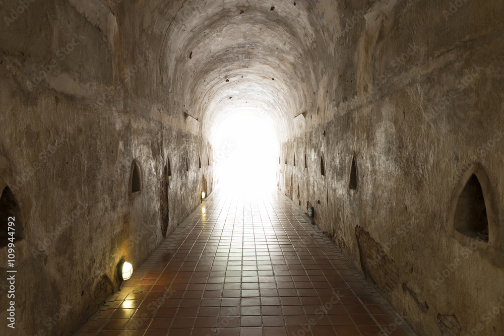 Obraz premium light at the end of cave tunnel