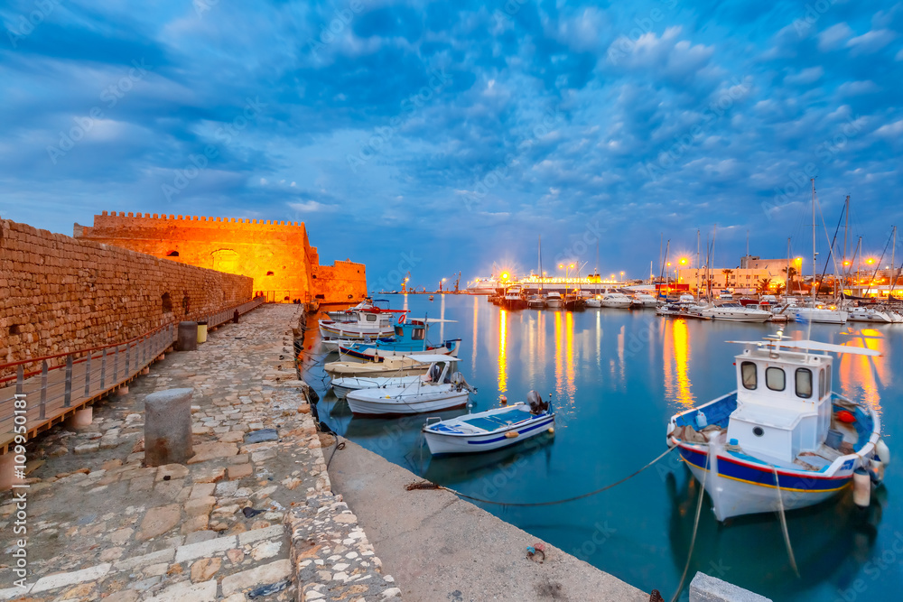 Φωτογραφία Old harbour of Heraklion with Venetian Koules Fortress, boats and marina during blue hour, Crete, Greece