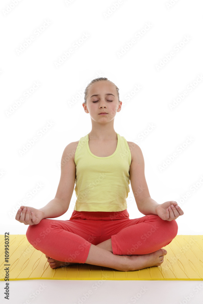 yoga, fillette méditant en position du lotus yoga, fillette méditant en position du lotus