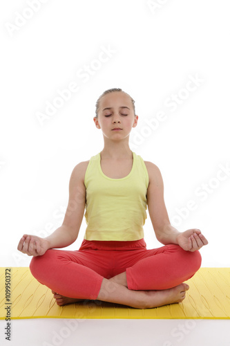 yoga, fillette méditant en position du lotus