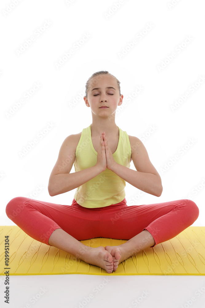 yoga, fillette méditant en position du lotus 