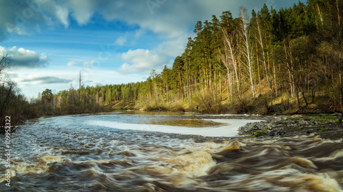 весенний уральский пейзаж с бурной рекой в лесу, Россия