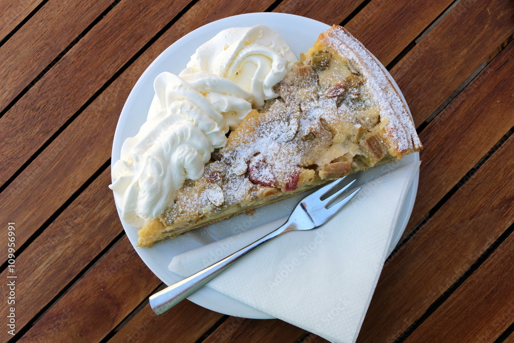 Foto Stock Ein Stück Obstkuchen, Rhabarberkuchen mit Schlagsahne ...