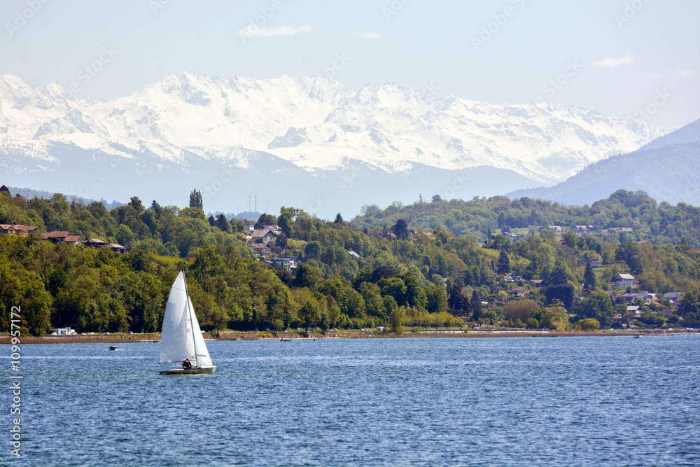 Obraz premium Championnat de France de la voile sur le Lac du Bourget à Aix les Bains en Savoie