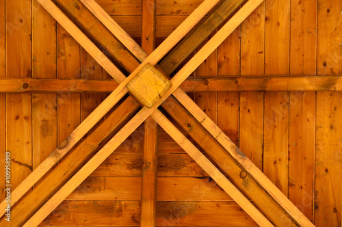 Więźba dachowa małej drewnianej wiaty