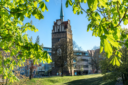 Turm einer Stadtmauer im Blätterrahmen photo