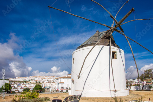 Historische Windmühle vor dem weißen Dorf Vejer de la Frontera photo