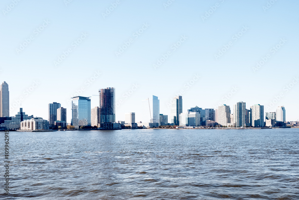 Fototapeta premium Architektura słynnego Nowego Jorku w USA. Najpotężniejsze miejsce Ameryki w Nowym Jorku z pięcioma dzielnicami - Brooklyn, Queens, Manhattan, Bronx, Staten Island.