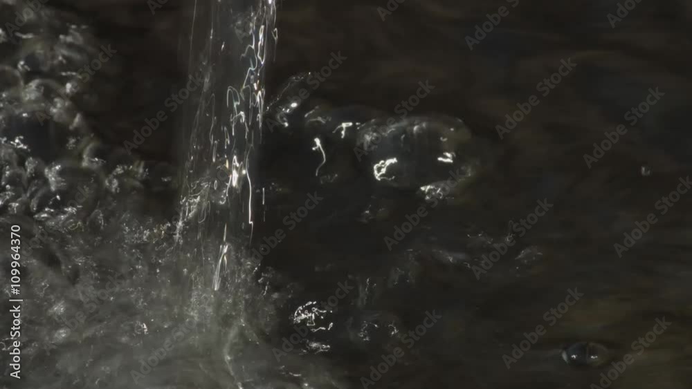 Acqua di una fontanella nel Borghetto di Ostia Antica a Roma in Italia