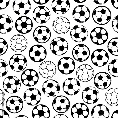 Soccer game seamless pattern with football balls © Vector Tradition