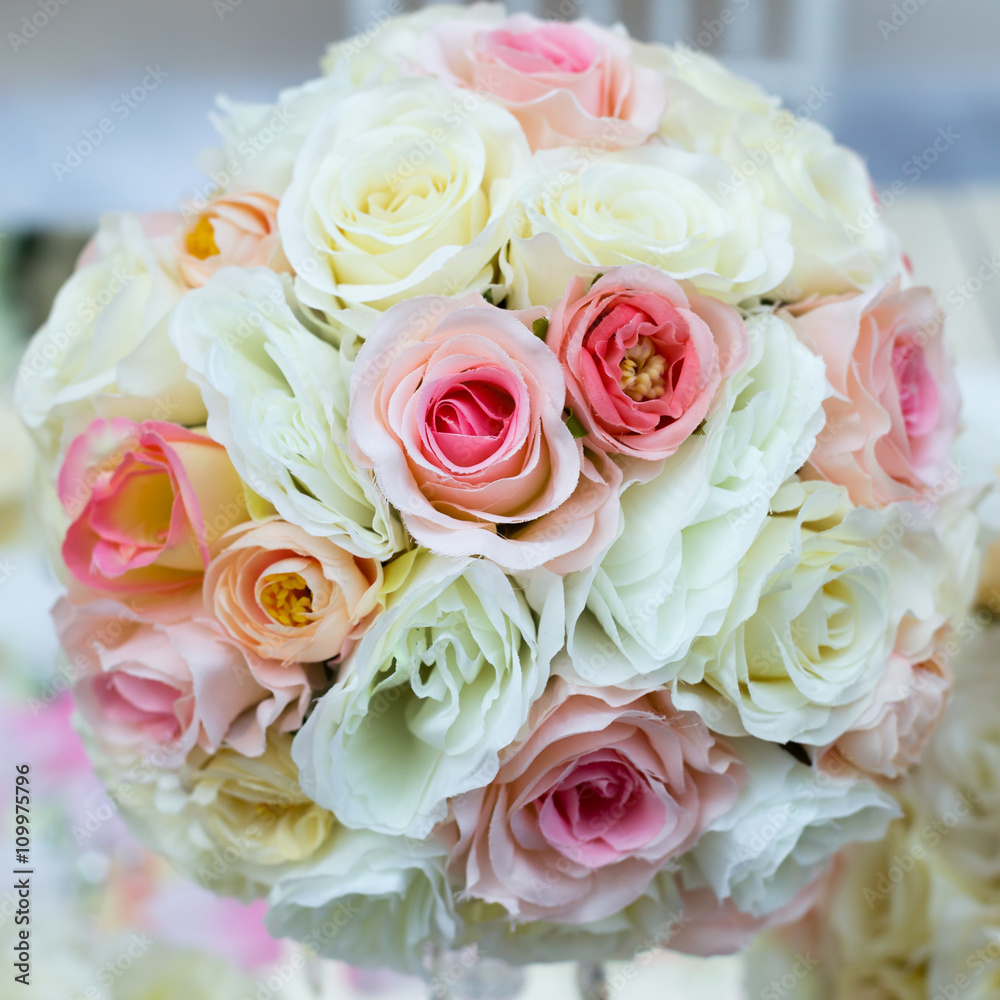 Wedding decoration: bouquet of white and pink roses Wedding decoration: bouquet of white and pink roses
