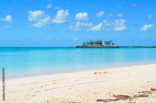 Fototapeta Naklejka Na Ścianę i Meble -  Turquoise, crystal clear water and a small island in the background on Eleuthera (Bahamas).