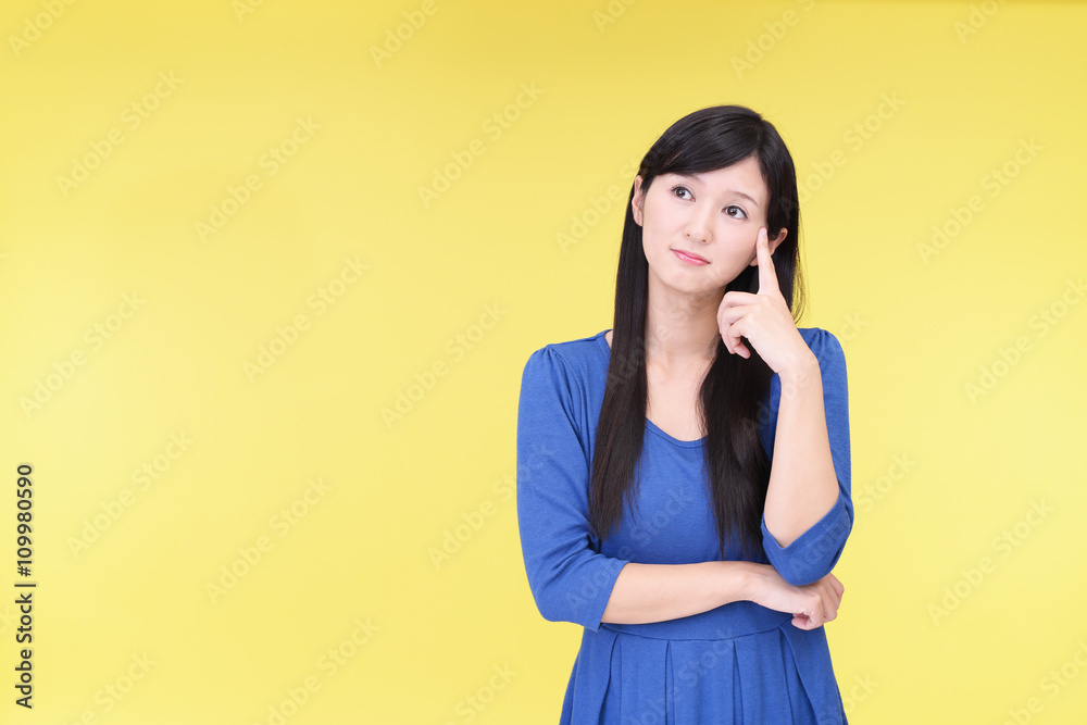 考え事をする女性 考え事をする女性