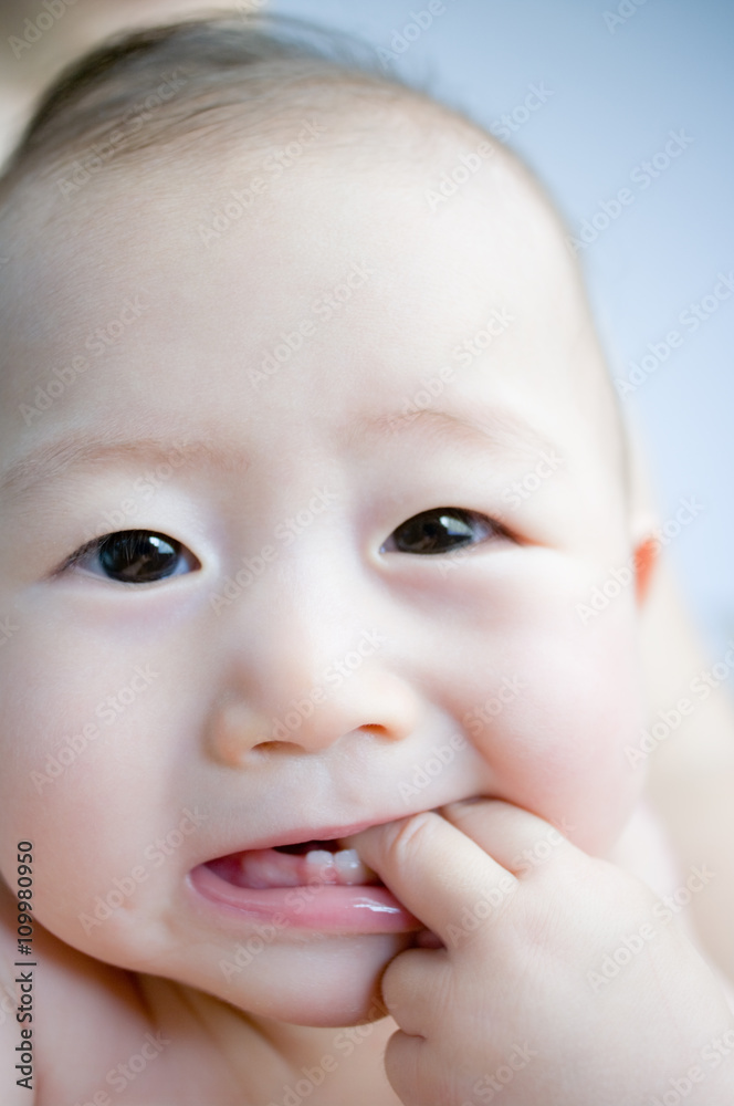 指をくわえる日本人の赤ちゃん