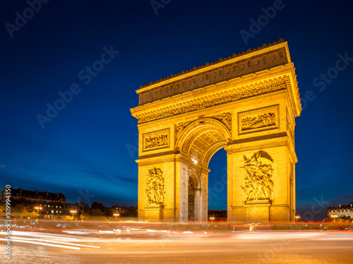 Arc de Triomph  Triumphbogen in Paris