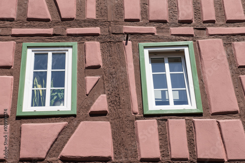 Schräge Fenster aus Holz am Fachwerkhaus