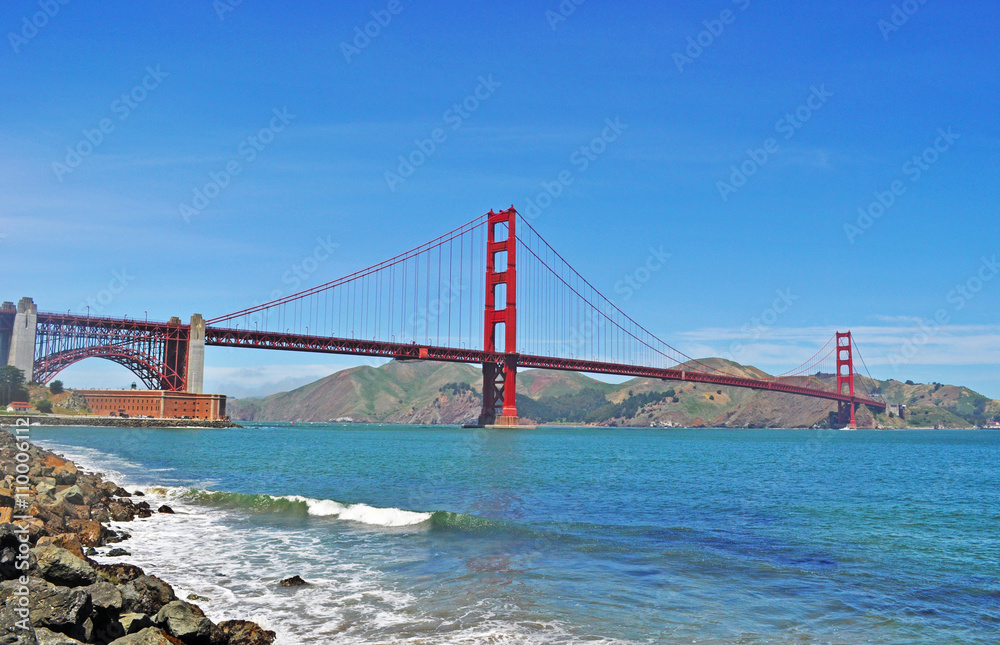 Naklejka premium San Francisco, California, Usa: vista panoramica del Golden Gate Bridge il 9 giugno. Il ponte, inaugurato nel 1937, è diventato il simbolo della città di San Francisco nel mondo