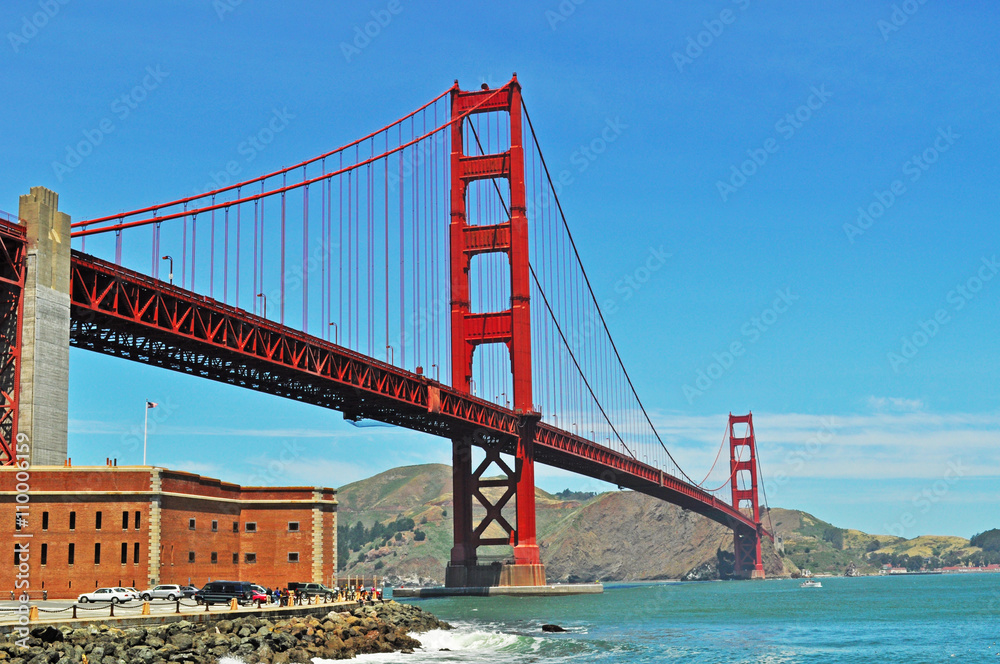 Naklejka premium San Francisco, California, Usa: vista panoramica del Golden Gate Bridge il 9 giugno. Il ponte, inaugurato nel 1937, è diventato il simbolo della città di San Francisco nel mondo