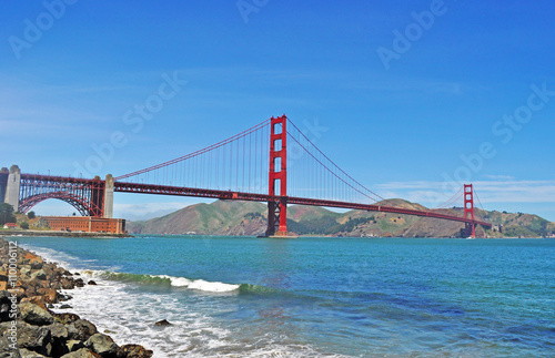San Francisco, California, Usa: vista panoramica del Golden Gate Bridge il 9 giugno. Il ponte, inaugurato nel 1937, è diventato il simbolo della città di San Francisco nel mondo © Naeblys
