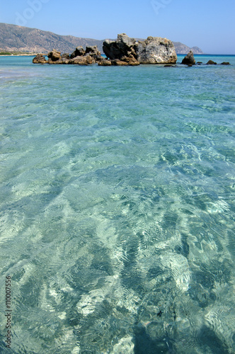 Fototapeta Naklejka Na Ścianę i Meble -  Felsen im türkisblauen Meer in Elafonisi auf Kreta