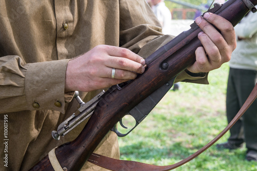 Man charges the old rifle