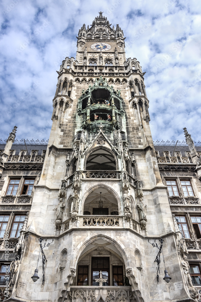 Marienplatz, München: Fassade Neues Rathaus und Himmel