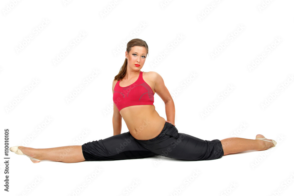 junge Frau macht einen Spagat beim training junge Frau macht einen Spagat beim training