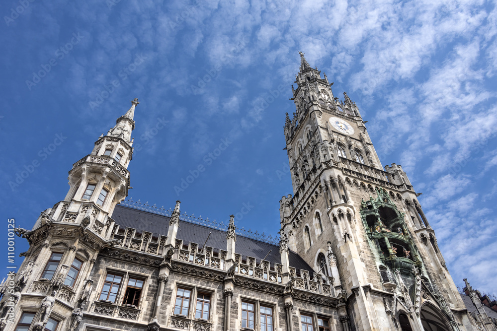 Fototapeta premium Marienplatz, München: Skyline mit Fassade und Turm Neues Rathaus