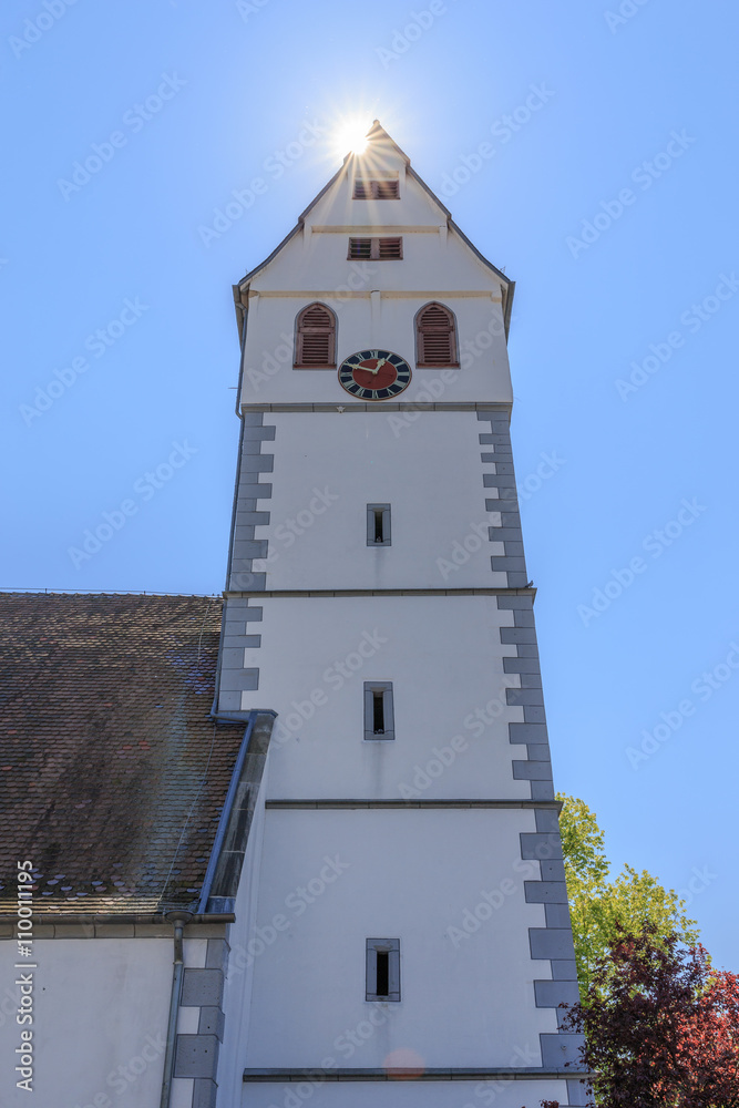 Kirchturm der evangelischen Kirche in Frickenhausen bei Nürtingen