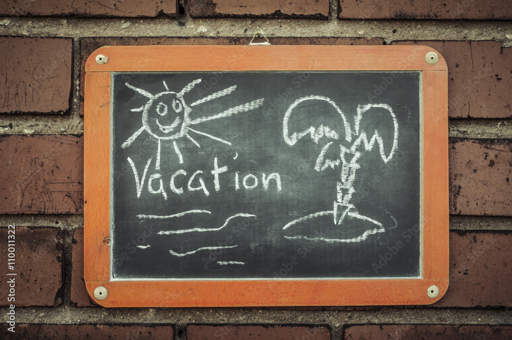 Obraz premium Tafel an einer Ziegelwand mit Text / Tafel an einer Ziegelwand mit Text Vacation.
