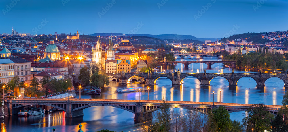 Naklejka premium Praga, Republika Czeska mosty panorama. Most Karola i Wełtawa nocą