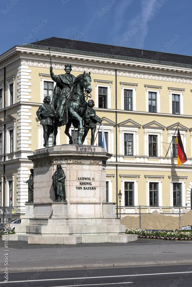 Odeonsplatz, München: Reiterdenkmal von Ludwig I König von Bayern und deutsche Fahne im Hintergrund