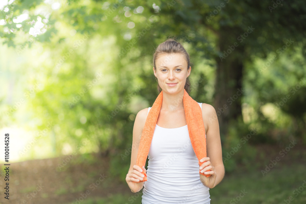 Joggerin mit Handtuch im Grünen Joggerin mit Handtuch im Grünen