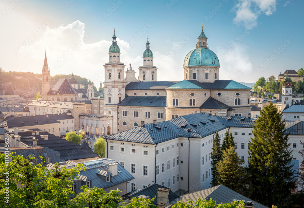 Naklejka premium Panoramę miasta Salzburg z katedrą w lecie o zachodzie słońca, Salzburg, Austria