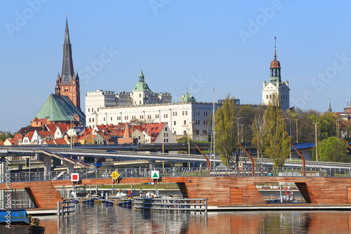 Szczecin - Widok zza rzeki na zabytkowe centrum miasta i zamek