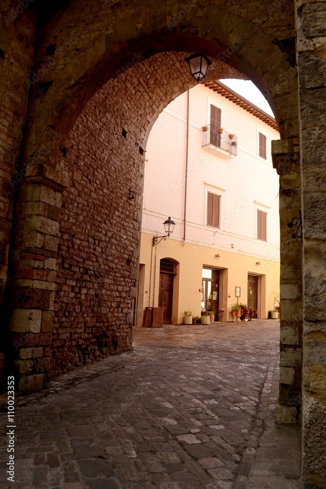 Toreingang in ein italienisches Dorf