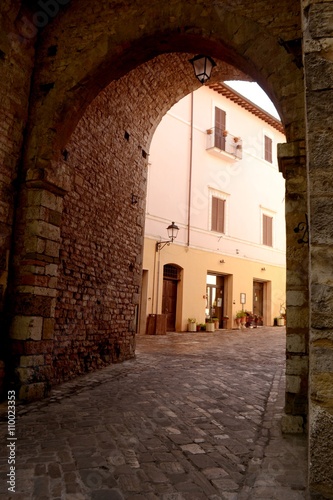 Fototapeta Naklejka Na Ścianę i Meble -  Toreingang in ein italienisches Dorf