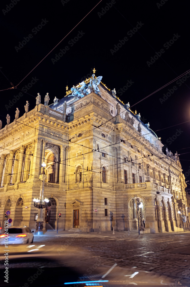Palais Prag bei Nacht