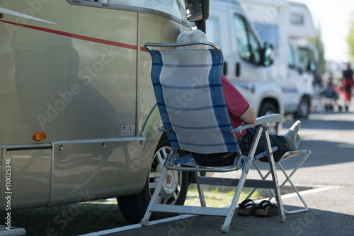 Wohnmobilist im Camping-Stuhl photo