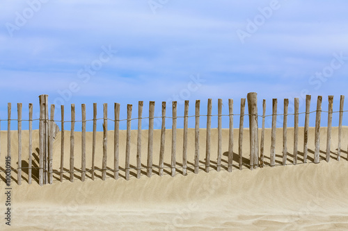 palissade sur une dune de sable dorée, sur les plages du sud de la France