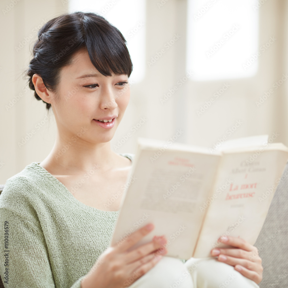 本を読む女性