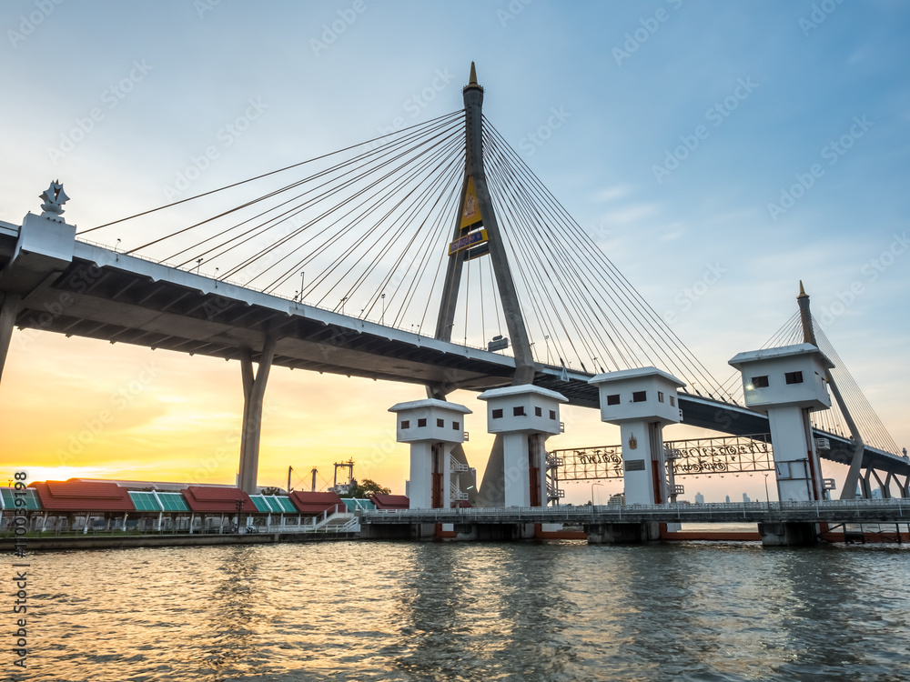 Obraz premium Industrial ring bridges in Bangkok under twilight sky
