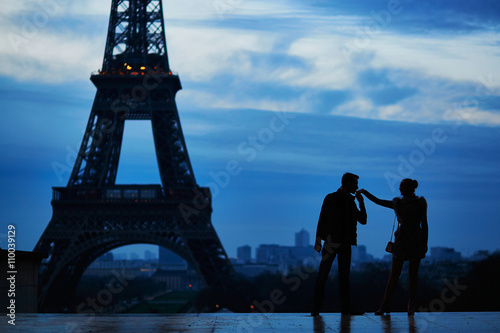 Silhouettes of romantic couple near the Eiffel tower © Ekaterina Pokrovsky