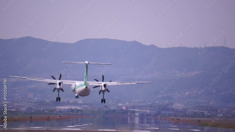 大阪国際空港32l滑走路にプロペラ機着陸 大阪国際空港32l滑走路にプロペラ機着陸