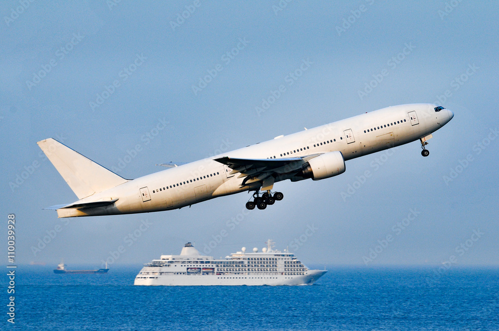 Obraz premium 離陸する飛行機と旅客船