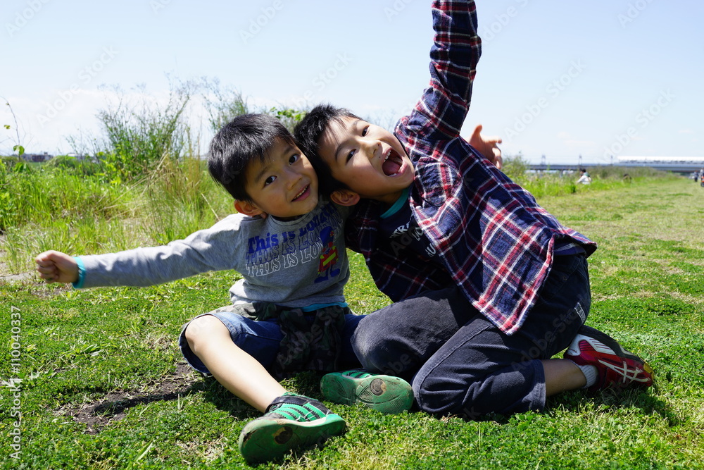 Photo Stock 芝生の上の兄弟 仲良し 河川敷 友達 ピクニック ポーズ Adobe Stock Photo Stock 芝生の上の兄弟 仲良し 河川敷 友達 ピクニック ポーズ Adobe Stock