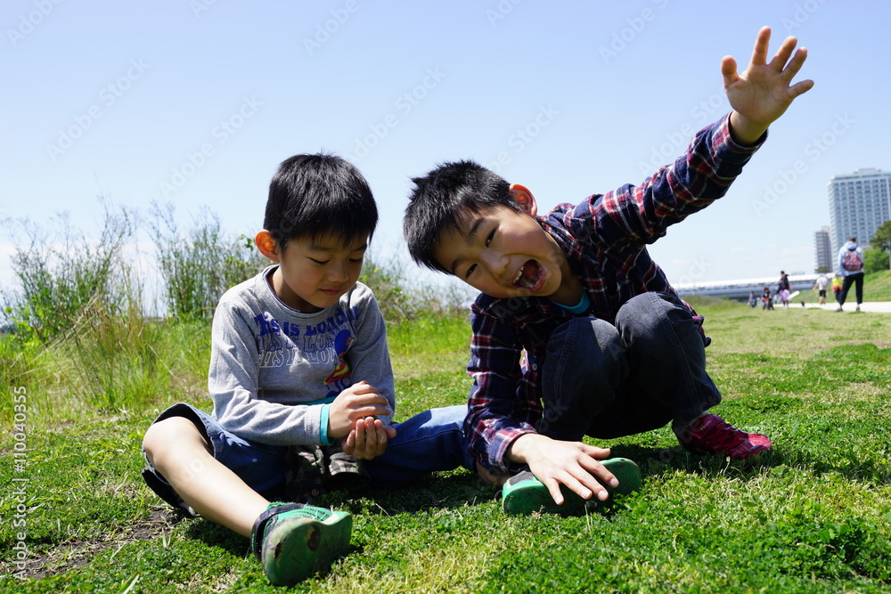 Photo Stock 芝生の上の兄弟 仲良し 河川敷 友達 ピクニック ポーズ Adobe Stock Photo Stock 芝生の上の兄弟 仲良し 河川敷 友達 ピクニック ポーズ Adobe Stock